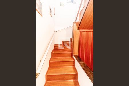 Casa à venda com 272m², 3 quartos e 2 vagas Casa à venda com 272m², 3 quartos e 2 vagasEscada