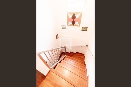 Casa à venda com 272m², 3 quartos e 2 vagas Casa à venda com 272m², 3 quartos e 2 vagasEscada