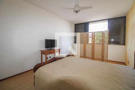 Casa à venda com 550m², 4 quartos e 5 vagas Casa à venda com 550m², 4 quartos e 5 vagasQuarto