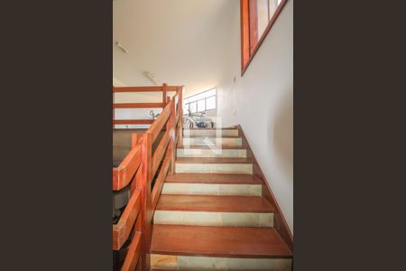 Casa à venda com 550m², 4 quartos e 5 vagas Casa à venda com 550m², 4 quartos e 5 vagasEscada