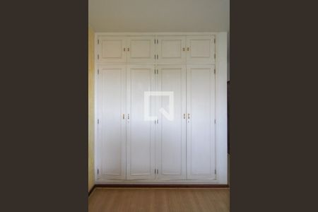 Casa à venda com 550m², 4 quartos e 5 vagas Casa à venda com 550m², 4 quartos e 5 vagasQuarto