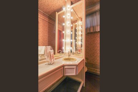 Casa à venda com 550m², 4 quartos e 5 vagas Casa à venda com 550m², 4 quartos e 5 vagasBanheiro 3