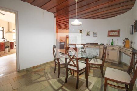 Casa à venda com 550m², 4 quartos e 5 vagas Casa à venda com 550m², 4 quartos e 5 vagasCopa
