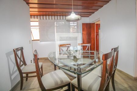 Casa à venda com 550m², 4 quartos e 5 vagas Casa à venda com 550m², 4 quartos e 5 vagasCopa
