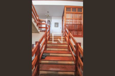 Casa à venda com 550m², 4 quartos e 5 vagas Casa à venda com 550m², 4 quartos e 5 vagasEscada