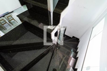 Apartamento à venda com 101m², 3 quartos e 1 vaga Apartamento à venda com 101m², 3 quartos e 1 vagaEscada