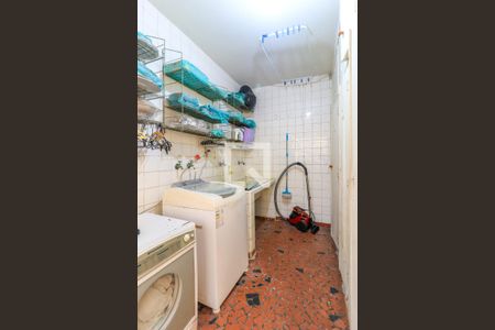 Casa à venda com 568m², 4 quartos e 3 vagas Casa à venda com 568m², 4 quartos e 3 vagasÁrea de Serviço