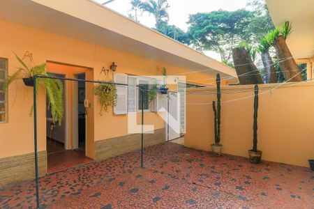 Casa à venda com 568m², 4 quartos e 3 vagas Casa à venda com 568m², 4 quartos e 3 vagasQuintal