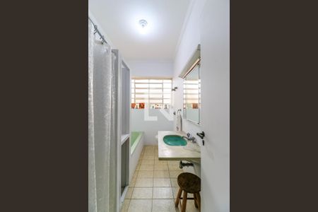 Casa à venda com 568m², 4 quartos e 3 vagas Casa à venda com 568m², 4 quartos e 3 vagasBanheiro da Suíte 2