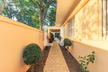 Casa à venda com 568m², 4 quartos e 3 vagas Casa à venda com 568m², 4 quartos e 3 vagasCorredor Lateral