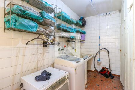 Casa à venda com 568m², 4 quartos e 3 vagas Casa à venda com 568m², 4 quartos e 3 vagasÁrea de Serviço