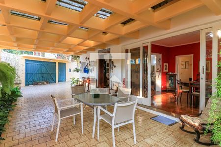 Casa à venda com 568m², 4 quartos e 3 vagas Casa à venda com 568m², 4 quartos e 3 vagasÁrea Externa/Garagem