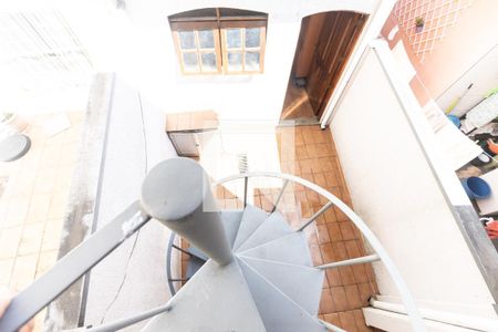 Casa à venda com 147m², 3 quartos e 2 vagas Casa à venda com 147m², 3 quartos e 2 vagasEscada