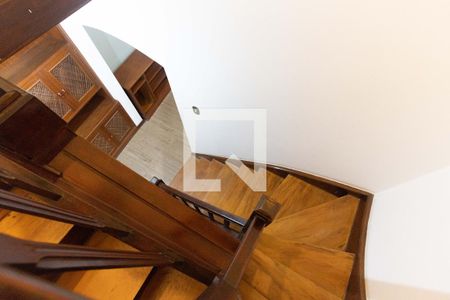 Casa à venda com 147m², 3 quartos e 2 vagas Casa à venda com 147m², 3 quartos e 2 vagasEscada