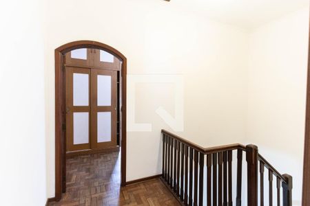 Casa à venda com 147m², 3 quartos e 2 vagas Casa à venda com 147m², 3 quartos e 2 vagasEscada