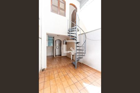 Casa à venda com 147m², 3 quartos e 2 vagas Casa à venda com 147m², 3 quartos e 2 vagasEscada