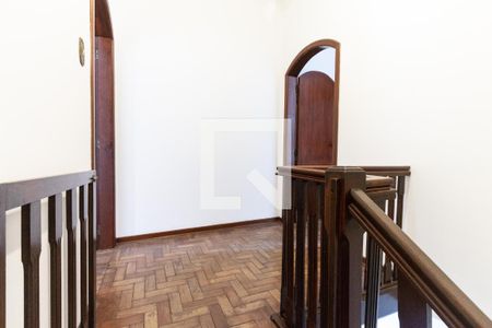 Casa à venda com 147m², 3 quartos e 2 vagas Casa à venda com 147m², 3 quartos e 2 vagasEscada