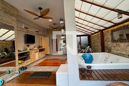 Casa de condomínio à venda com 1722m², 4 quartos e 5 vagasSaúna