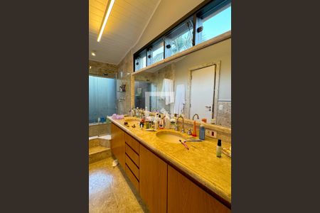 Casa de condomínio à venda com 1722m², 4 quartos e 5 vagasBanheiro da Suíte 1