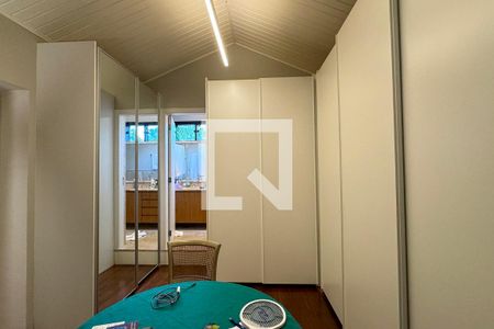 Casa de condomínio à venda com 1722m², 4 quartos e 5 vagasCloset da suíte 1