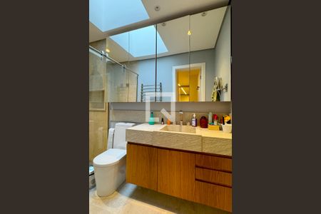 Casa de condomínio à venda com 1722m², 4 quartos e 5 vagasBanheiro 2 da Suíte 1