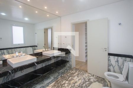 Casa de condomínio à venda com 931m², 4 quartos e 3 vagas Casa de condomínio à venda com 931m², 4 quartos e 3 vagasBanheiro Suíte 3