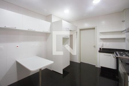 Casa de condomínio à venda com 931m², 4 quartos e 3 vagas Casa de condomínio à venda com 931m², 4 quartos e 3 vagasCozinha