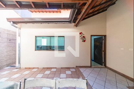 Casa à venda com 240m², 3 quartos e 4 vagas Casa à venda com 240m², 3 quartos e 4 vagasQuintal Fundos e Área Gourmet