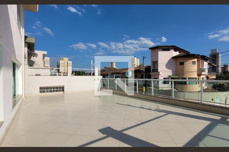 Casa à venda com 336m², 5 quartos e 6 vagas Casa à venda com 336m², 5 quartos e 6 vagasArea externa