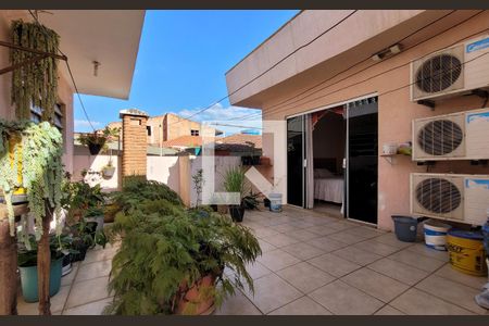 Casa à venda com 336m², 5 quartos e 6 vagas Casa à venda com 336m², 5 quartos e 6 vagasArea externa