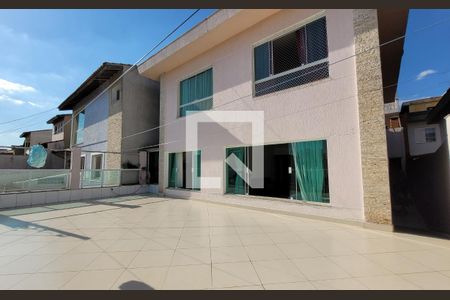 Casa à venda com 336m², 5 quartos e 6 vagas Casa à venda com 336m², 5 quartos e 6 vagasArea externa