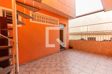 Casa à venda com 200m², 3 quartos e 2 vagas Casa à venda com 200m², 3 quartos e 2 vagasQuintal Casa 1