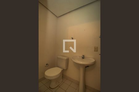 Casa de condomínio à venda com 243m², 4 quartos e 2 vagas Casa de condomínio à venda com 243m², 4 quartos e 2 vagasBanheiro de Serviço