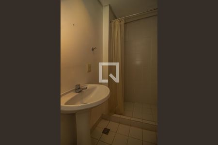 Casa de condomínio à venda com 243m², 4 quartos e 2 vagas Casa de condomínio à venda com 243m², 4 quartos e 2 vagasBanheiro de Serviço