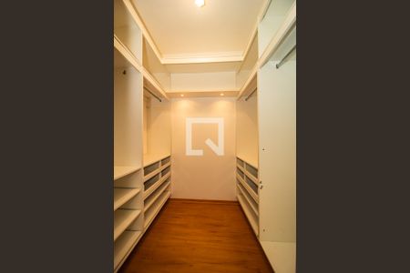 Casa de condomínio à venda com 243m², 4 quartos e 2 vagas Casa de condomínio à venda com 243m², 4 quartos e 2 vagasCloset da suíte