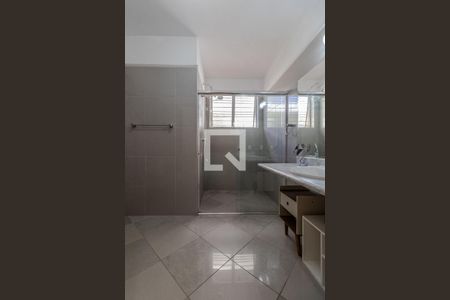 Casa à venda com 600m², 4 quartos e 4 vagas Casa à venda com 600m², 4 quartos e 4 vagasBanheiro
