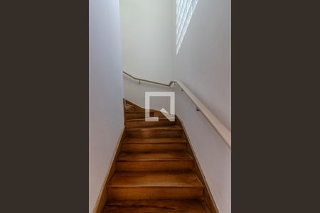 Casa à venda com 600m², 4 quartos e 4 vagas Casa à venda com 600m², 4 quartos e 4 vagasEscadas