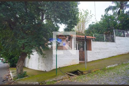 Casa à venda com 324m², 4 quartos e 5 vagas Casa à venda com 324m², 4 quartos e 5 vagasFachada