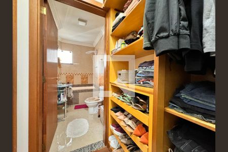 Casa à venda com 239m², 4 quartos e 4 vagas Casa à venda com 239m², 4 quartos e 4 vagasCloset da suíte