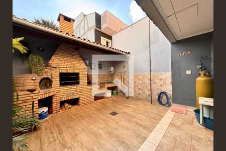 Casa à venda com 239m², 4 quartos e 4 vagas Casa à venda com 239m², 4 quartos e 4 vagasÁrea comum - Churrasqueira