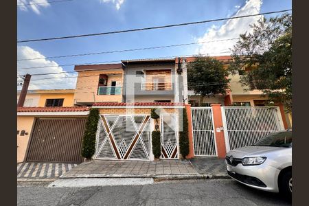 Casa à venda com 239m², 4 quartos e 4 vagas Casa à venda com 239m², 4 quartos e 4 vagasFachada
