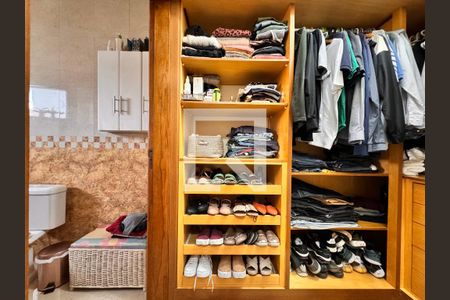 Casa à venda com 239m², 4 quartos e 4 vagas Casa à venda com 239m², 4 quartos e 4 vagasCloset da suíte