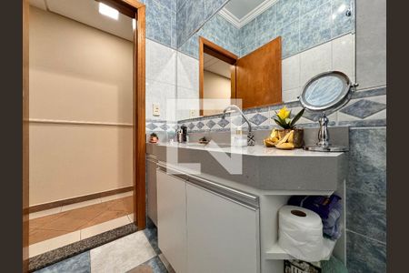 Casa à venda com 239m², 4 quartos e 4 vagas Casa à venda com 239m², 4 quartos e 4 vagasLavabo