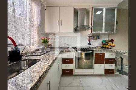 Casa à venda com 239m², 4 quartos e 4 vagas Casa à venda com 239m², 4 quartos e 4 vagasCozinha