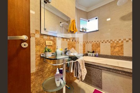 Casa à venda com 239m², 4 quartos e 4 vagas Casa à venda com 239m², 4 quartos e 4 vagasBanheiro da Suíte