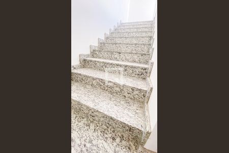 Apartamento à venda com 90m², 2 quartos e 1 vaga Apartamento à venda com 90m², 2 quartos e 1 vagaEscada