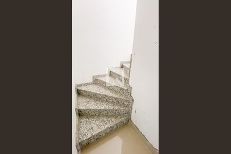 Apartamento à venda com 90m², 2 quartos e 1 vaga Apartamento à venda com 90m², 2 quartos e 1 vagaEscada