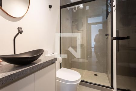 Banheiro de apartamento à venda com 1 quarto, 43m² em Floresta, Porto Alegre