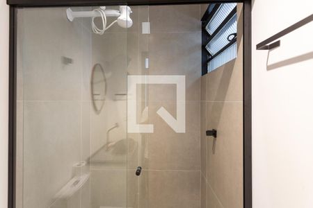 Banheiro de apartamento à venda com 1 quarto, 43m² em Floresta, Porto Alegre
