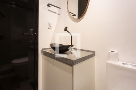 Banheiro de apartamento à venda com 1 quarto, 43m² em Floresta, Porto Alegre